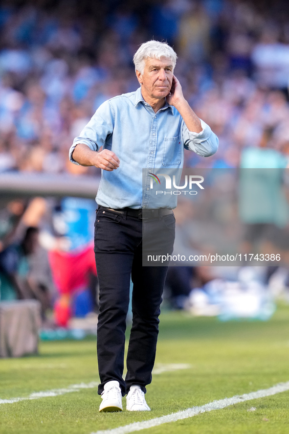 Gian Piero Gasperini Head Coach of Atalanta BC gestures during the serie Serie A Enilive match between SSC Napoli and Atalanta BC at Stadio...