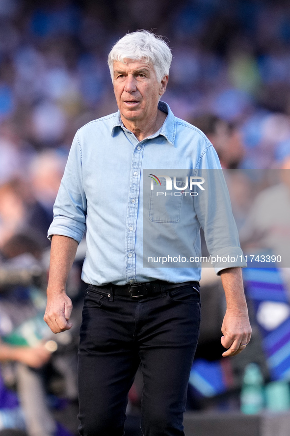 Gian Piero Gasperini Head Coach of Atalanta BC looks on during the serie Serie A Enilive match between SSC Napoli and Atalanta BC at Stadio...