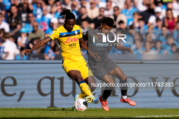 Odilon Kossounou of Atalanta BC and David Neres of SSC Napoli compete for the ball during the serie Serie A Enilive match between SSC Napoli...