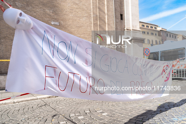 Hundreds of researchers and research sector employees protest against their precarious job conditions due to poor management of job contract...