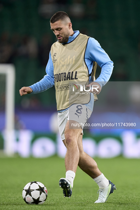 Mateo Kovacic of Manchester City warms up before the UEFA Champions League match between Sporting CP and Manchester City at Jose Alvalade St...