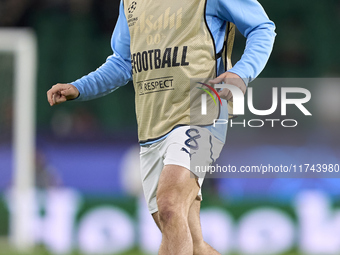 Mateo Kovacic of Manchester City warms up before the UEFA Champions League match between Sporting CP and Manchester City at Jose Alvalade St...