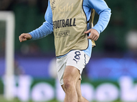 Mateo Kovacic of Manchester City warms up before the UEFA Champions League match between Sporting CP and Manchester City at Jose Alvalade St...