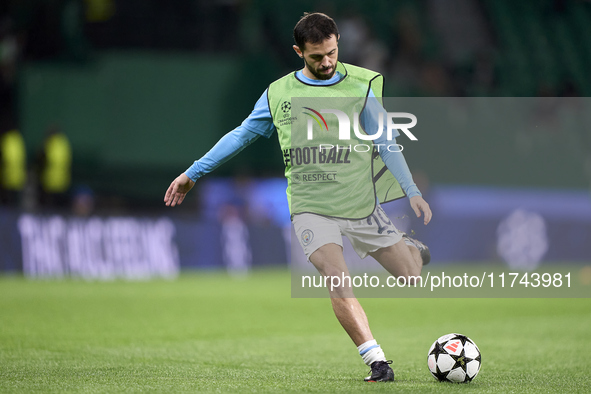 Bernardo Silva of Manchester City warms up before the UEFA Champions League match between Sporting CP and Manchester City at Jose Alvalade S...