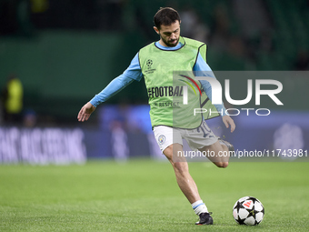 Bernardo Silva of Manchester City warms up before the UEFA Champions League match between Sporting CP and Manchester City at Jose Alvalade S...