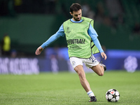 Bernardo Silva of Manchester City warms up before the UEFA Champions League match between Sporting CP and Manchester City at Jose Alvalade S...