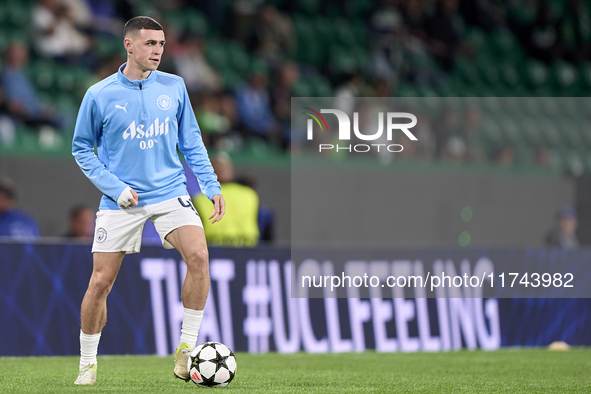 Phil Foden of Manchester City warms up before the UEFA Champions League match between Sporting CP and Manchester City at Jose Alvalade Stadi...