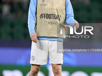 Erling Haaland of Manchester City warms up before the UEFA Champions League match between Sporting CP and Manchester City at Jose Alvalade S...