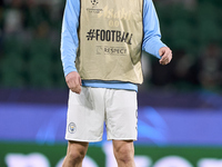 Erling Haaland of Manchester City warms up before the UEFA Champions League match between Sporting CP and Manchester City at Jose Alvalade S...