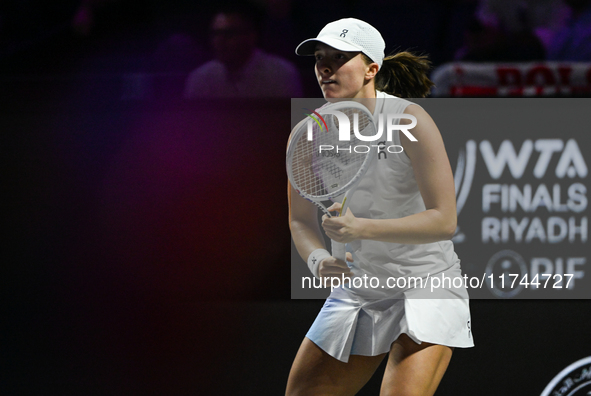 RIYADH, SAUDI ARABIA - NOVEMBER 05: Iga Swiatek of Poland during her match against Coco Gauff of USA, on day 4 of the 2024 WTA Finals, part...