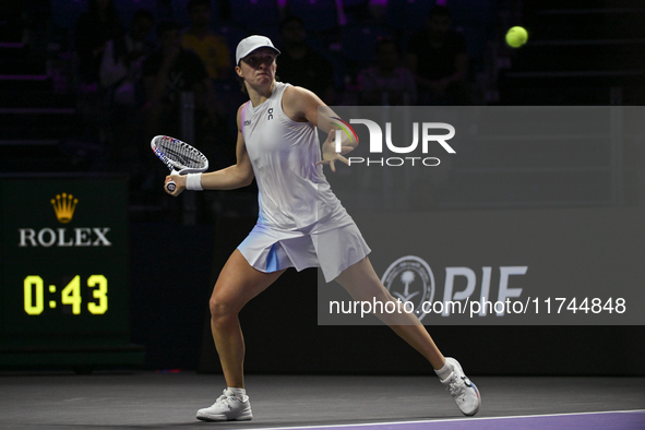 RIYADH, SAUDI ARABIA - NOVEMBER 05: Iga Swiatek of Poland during her match against Coco Gauff of USA, on day 4 of the 2024 WTA Finals, part...