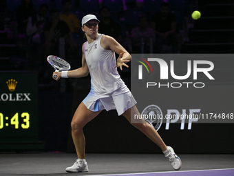 RIYADH, SAUDI ARABIA - NOVEMBER 05: Iga Swiatek of Poland during her match against Coco Gauff of USA, on day 4 of the 2024 WTA Finals, part...