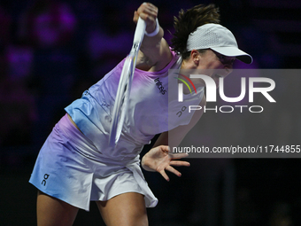 RIYADH, SAUDI ARABIA - NOVEMBER 05: Iga Swiatek of Poland during her match against Coco Gauff of USA, on day 4 of the 2024 WTA Finals, part...