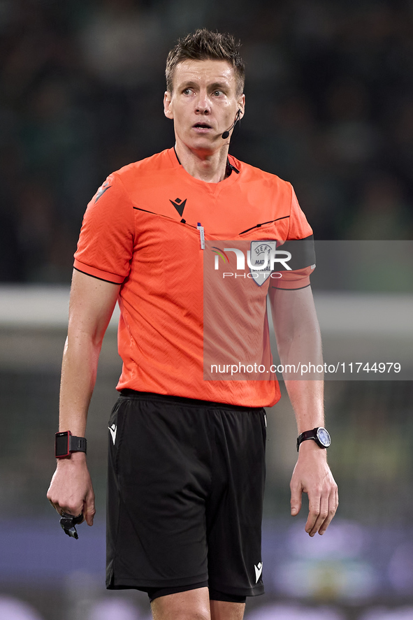 Referee Daniel Siebert reacts during the UEFA Champions League match between Sporting CP and Manchester City at Jose Alvalade Stadium in Lis...