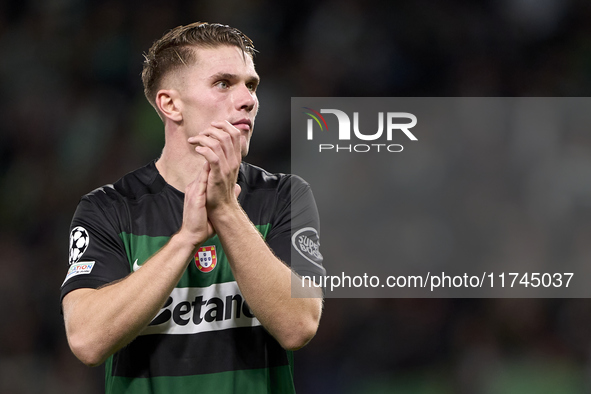 Viktor Gyokeres of Sporting CP shows appreciation to the fans after the UEFA Champions League match between Sporting CP and Manchester City...