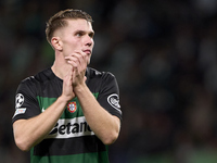 Viktor Gyokeres of Sporting CP shows appreciation to the fans after the UEFA Champions League match between Sporting CP and Manchester City...