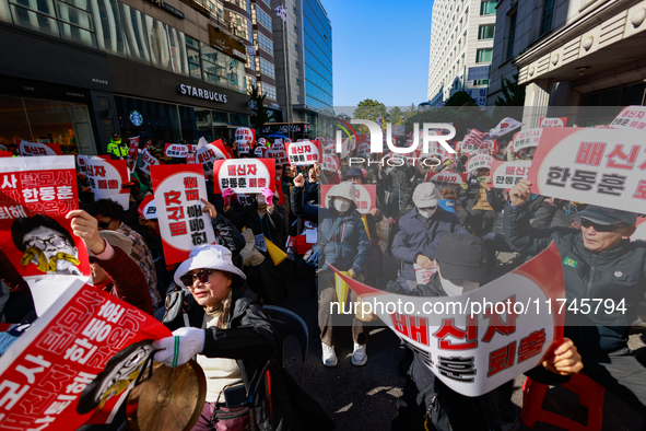 Hundreds of party members and supporters hold a protest demanding the resignation of leader Han Dong-hoon, alleging he takes an independent...