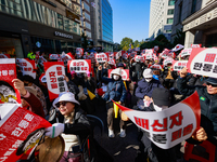 Hundreds of party members and supporters hold a protest demanding the resignation of leader Han Dong-hoon, alleging he takes an independent...