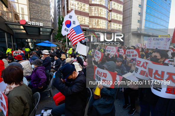 Hundreds of party members and supporters hold a protest demanding the resignation of leader Han Dong-hoon, alleging he takes an independent...