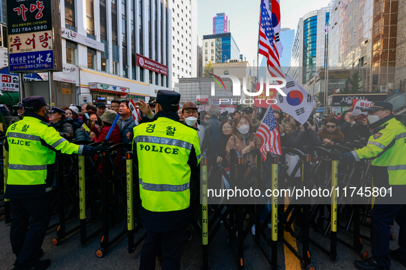 Hundreds of party members and supporters hold a protest demanding the resignation of leader Han Dong-hoon, alleging he takes an independent...