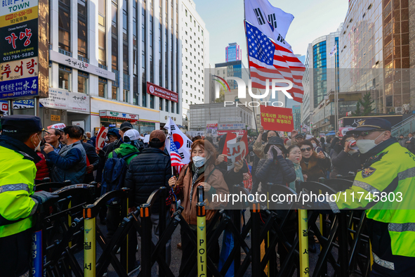 Hundreds of party members and supporters hold a protest demanding the resignation of leader Han Dong-hoon, alleging he takes an independent...