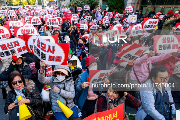 Hundreds of party members and supporters hold a protest demanding the resignation of leader Han Dong-hoon, alleging he takes an independent...