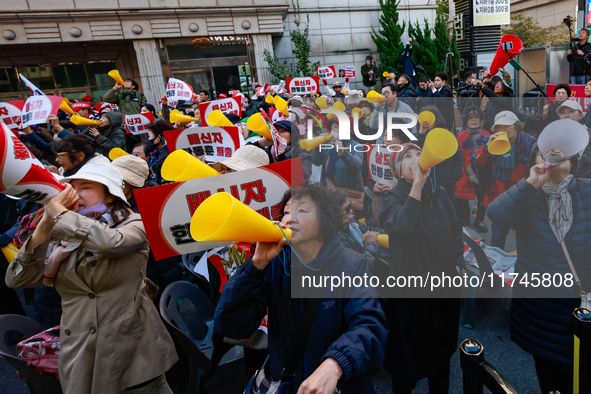 Hundreds of party members and supporters hold a protest demanding the resignation of leader Han Dong-hoon, alleging he takes an independent...