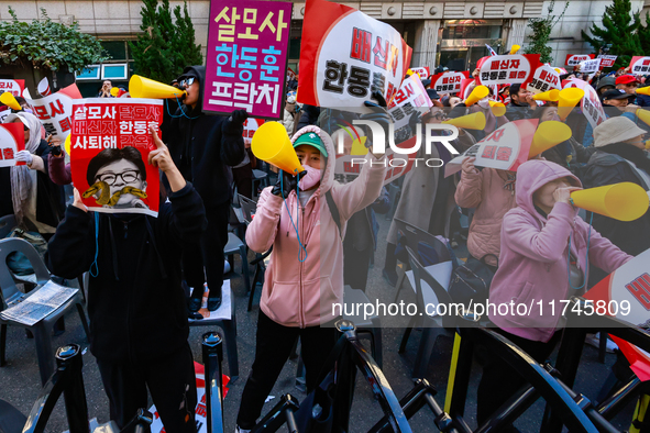 Hundreds of party members and supporters hold a protest demanding the resignation of leader Han Dong-hoon, alleging he takes an independent...