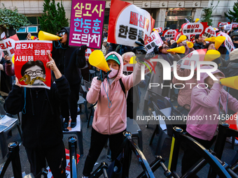 Hundreds of party members and supporters hold a protest demanding the resignation of leader Han Dong-hoon, alleging he takes an independent...