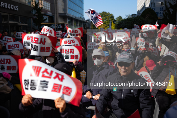 Hundreds of party members and supporters hold a protest demanding the resignation of leader Han Dong-hoon, alleging he takes an independent...