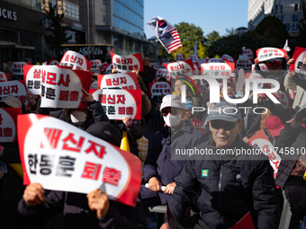 Hundreds of party members and supporters hold a protest demanding the resignation of leader Han Dong-hoon, alleging he takes an independent...