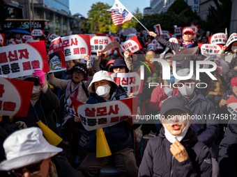 Hundreds of party members and supporters hold a protest demanding the resignation of leader Han Dong-hoon, alleging he takes an independent...