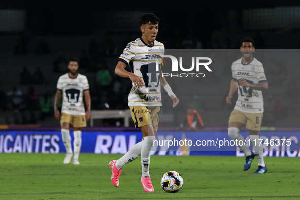 Jorge Ruvalcaba #17 of Pumas de la UNAM dribbles the ball during the match corresponding to round 16 of the Apertura 2024 tournament of the...