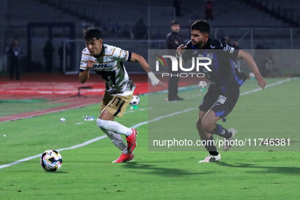 Jorge Ruvalcaba #17 of Pumas de la UNAM and Alan Medina #11 of Queretaro fight for the ball during the match corresponding to round 16 of th...