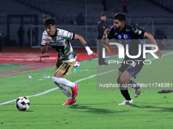 Jorge Ruvalcaba #17 of Pumas de la UNAM and Alan Medina #11 of Queretaro fight for the ball during the match corresponding to round 16 of th...