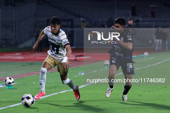 Jorge Ruvalcaba #17 of Pumas de la UNAM and Alan Medina #11 of Queretaro fight for the ball during the match corresponding to round 16 of th...