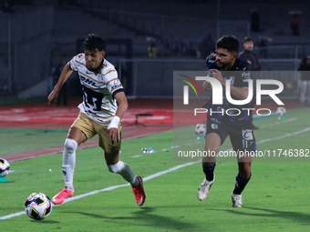 Jorge Ruvalcaba #17 of Pumas de la UNAM and Alan Medina #11 of Queretaro fight for the ball during the match corresponding to round 16 of th...