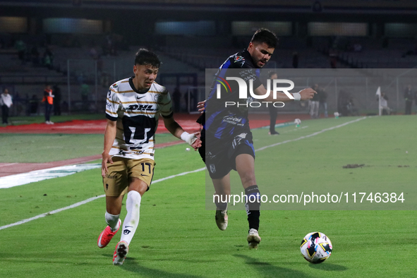 Jorge Ruvalcaba #17 of Pumas de la UNAM and Alan Medina #11 of Queretaro fight for the ball during the match corresponding to round 16 of th...