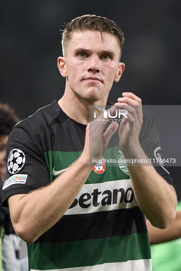 Viktor Gyokeres of Sporting CP shows appreciation to the fans after the UEFA Champions League match between Sporting CP and Manchester City...