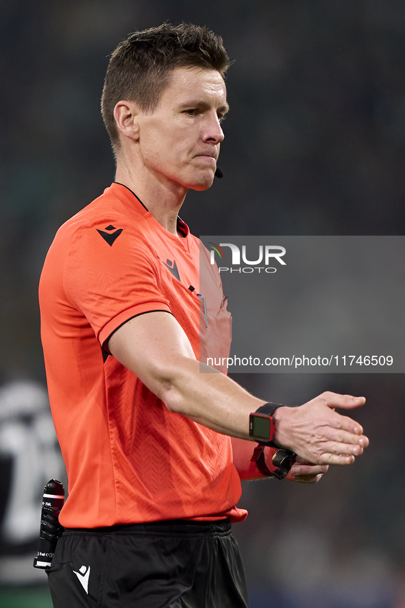 Referee Daniel Siebert reacts during the UEFA Champions League match between Sporting CP and Manchester City at Jose Alvalade Stadium in Lis...