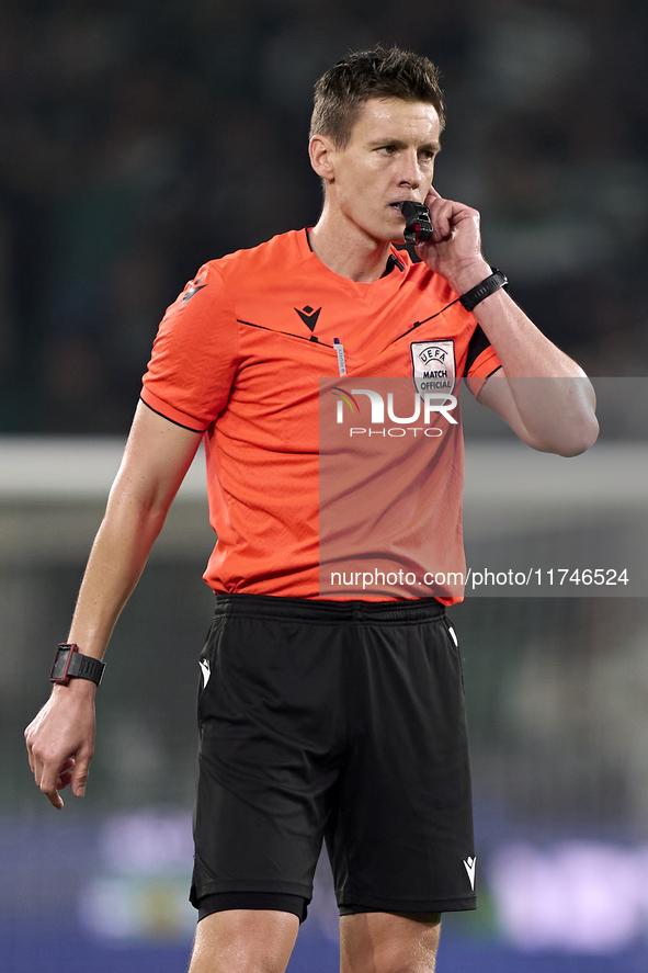 Referee Daniel Siebert reacts during the UEFA Champions League match between Sporting CP and Manchester City at Jose Alvalade Stadium in Lis...