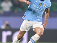 Josko Gvardiol of Manchester City plays during the UEFA Champions League match between Sporting CP and Manchester City at Jose Alvalade Stad...