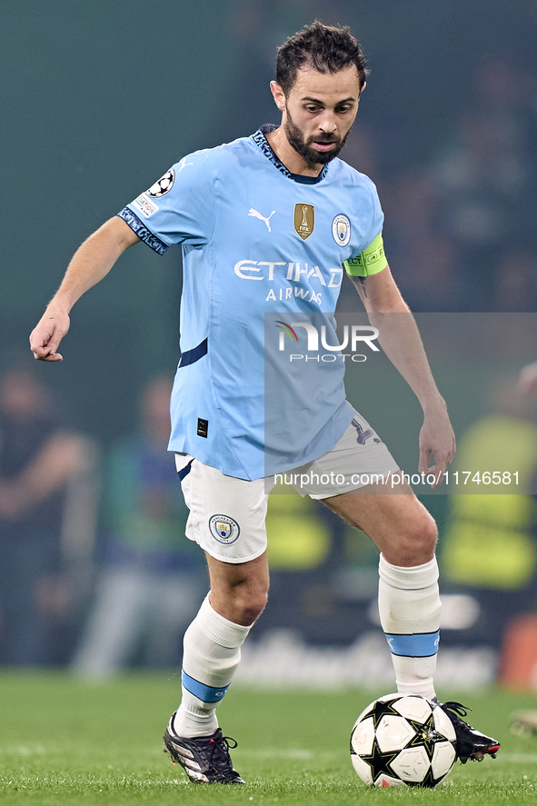 Bernardo Silva of Manchester City plays during the UEFA Champions League match between Sporting CP and Manchester City at Jose Alvalade Stad...