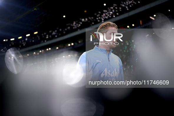 Kevin De Bruyne of Manchester City looks on before the UEFA Champions League match between Sporting CP and Manchester City at Jose Alvalade...