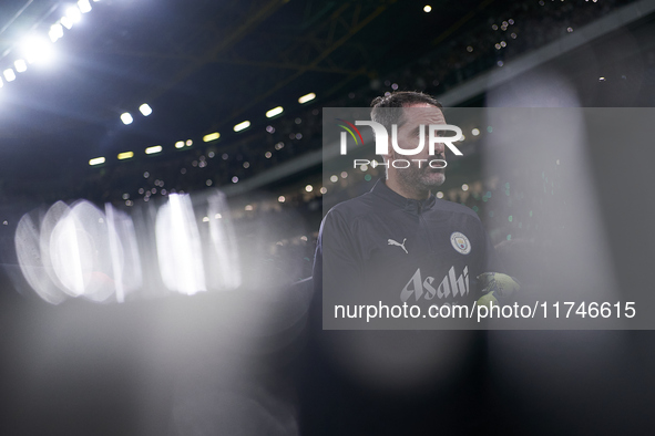 Scott Carson of Manchester City looks on before the UEFA Champions League match between Sporting CP and Manchester City at Jose Alvalade Sta...