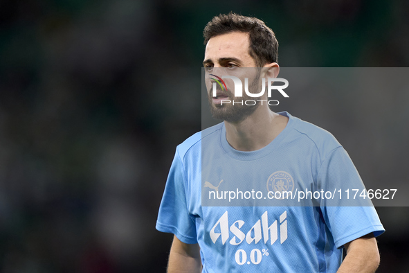 Bernardo Silva of Manchester City warms up before the UEFA Champions League match between Sporting CP and Manchester City at Jose Alvalade S...