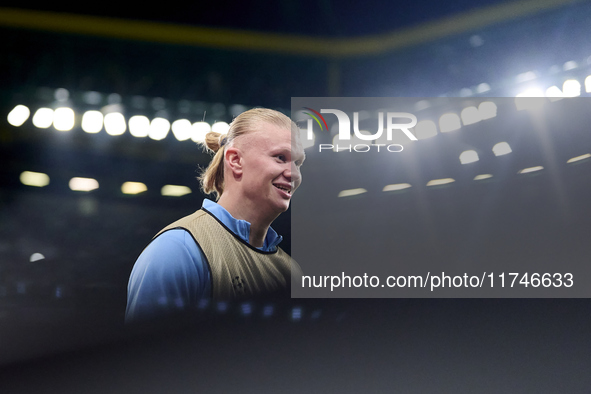 Erling Haaland of Manchester City warms up before the UEFA Champions League match between Sporting CP and Manchester City at Jose Alvalade S...