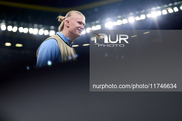 Erling Haaland of Manchester City warms up before the UEFA Champions League match between Sporting CP and Manchester City at Jose Alvalade S...