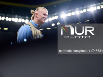 Erling Haaland of Manchester City warms up before the UEFA Champions League match between Sporting CP and Manchester City at Jose Alvalade S...