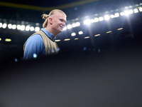 Erling Haaland of Manchester City warms up before the UEFA Champions League match between Sporting CP and Manchester City at Jose Alvalade S...